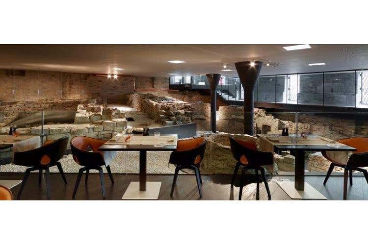 Tavoli con vista su antichi muri d'epoca romana